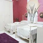 Affitta The Queen Bed and breakfast