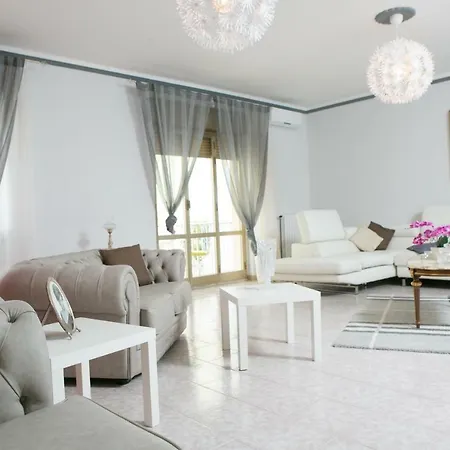 Affitta The Queen Couette-café 3*